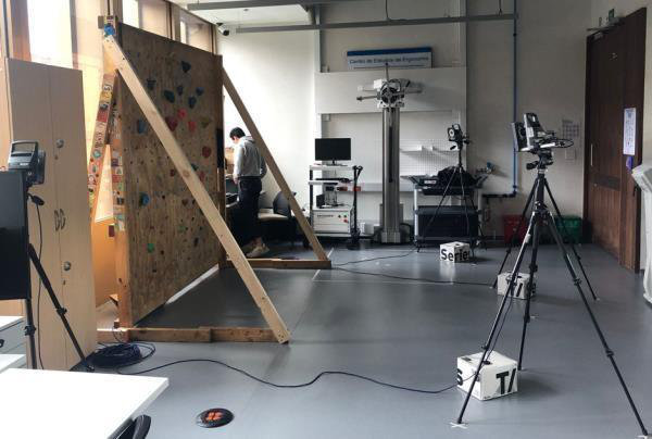 Experimental setup where the climbing wall and the cameras used can be seen.